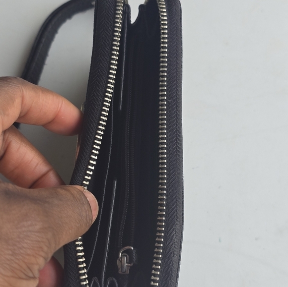 Michael Kors Wallet Womens Black  Gold Zip Around Logo Good Condition - Picture 8 of 10